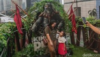 Tampak media promo luar ruang film Kingdom of The Planet of The Apes dipajang di JPO tersebut.  