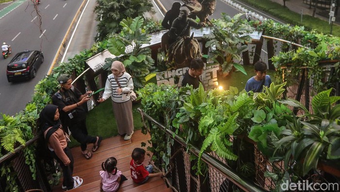 JPO Pinisi Diserbu Warga Buat Foto Saat Libur Panjang Warga berfoto dan menikmati suasana Jembatan Penyeberangan Orang (JPO) Pinisi, Jl MH Thamrin, Jakarta, Kamis (9/5/2024). JPO Pinisi tersebut ramai sebagai spot foto pada saat cuti bersama. Tampak media promo luar ruang film 'Kingdom of The Planet of The Apes' dipajang di JPO tersebut.