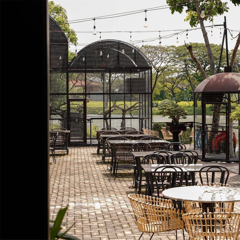 Kafe Pet Friendly di Surabaya: JJ Lake Cafe & Eatery.