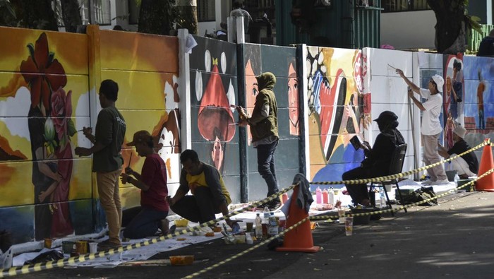Perupa melukis mural pada dinding di Kampus Unsil, Tasikmalaya, Jawa Barat, Rabu (8/5/2024). Lomba mural sepanjang 32 meter itu bertemakan kampanye anti bullying atau perundungan yang diikuti seniman dari daerah Tasikmalaya, Ciamis, Bandung, Bekasi, Karawang, Brebes, Bumiayu dan Magelang. ANTARA FOTO/Adeng Bustomi/nym.