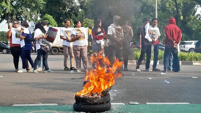Karyawan Polo Ralph Lauren Indonesia Demo MA Minta Hakim Diganti Karyawan PT Polo Ralph Lauren Indonesia dan PT Manggala Putra Perkasa demo kantor MA. Mereka minta salah satu hakim sidang PK diganti.