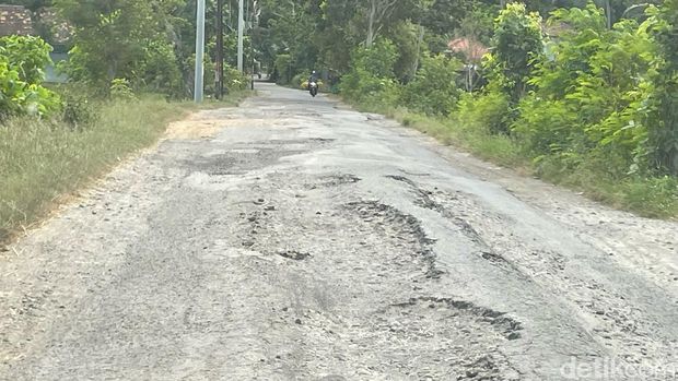 Kondisi jalan Ngremang-Cangakan, Karangsewu, Galur, Kulon Progo, yang viral dijuluki Wisata Jeglongan Sewu, Kamis (9/5/2024).