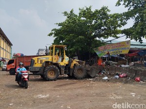 Padagang Harap Sampah di TPS Depan Lokbin Pasar Minggu Rutin Diangkut