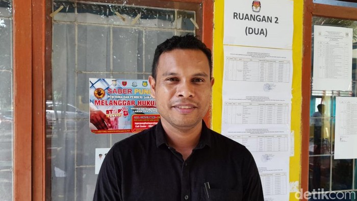 Koordinator Divisi Sosialisasi, Pendidikan Pemilih, Partisipasi Masyarakat, dan SDM KPU Selayar, Muhamad Arsat.