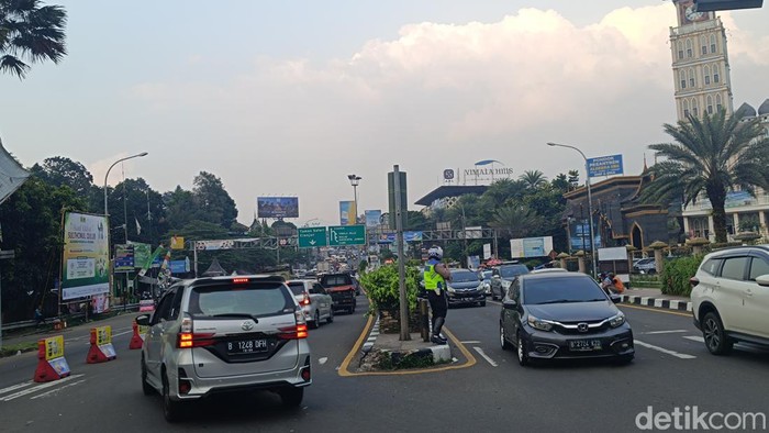 Lalu Lintas Jalur Puncak Padat, Ribuan Kendaraan Melintas Sejak Pagi