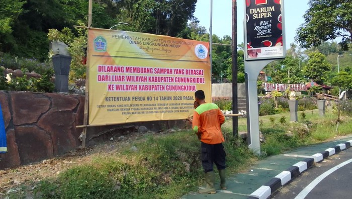 Pemasangan papan larangan di akses masuk ke Gunungkidul di tanjakan Hargodumilah, Patuk.