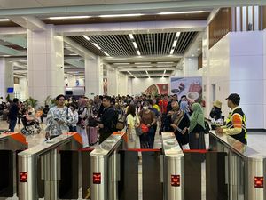Berbondong-bondong Warga Naik Kereta Keluar Jakarta Mengisi Long Weekend