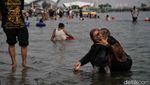 Libur Panjang, Pantai Ancol Diserbu Pengunjung