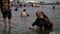Pengunjung meramaikan Taman Impian Jaya Ancol di hari pertama libur panjang akhir pekan yang bertepatan dengan Hari Kenaikan Yesus Kristus.