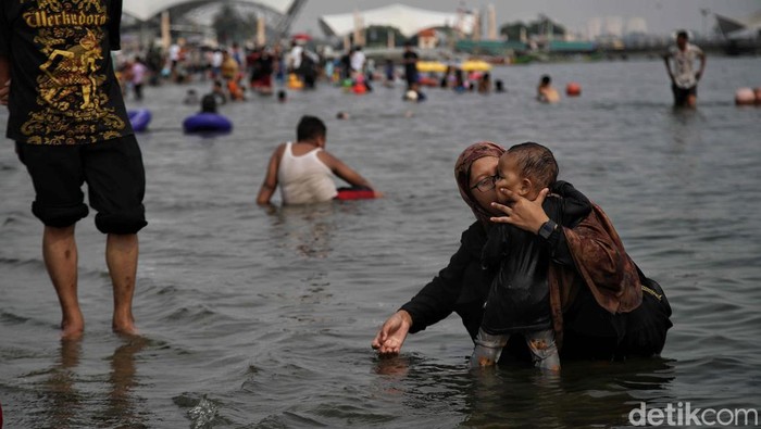 Sejumlah pengunjung menikmati pantai di Taman Impian Jaya Ancol, Jakarta Utara, Kamis (9/5/2024).