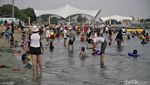 Libur Panjang, Pantai Ancol Diserbu Pengunjung