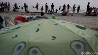 Pengunjung terlihat memadati kawasan Pantai Lagoon Ancol sejak Kamis pagi.