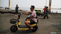 Jumlah pengunjung ini diperkirakan akan terus meningkat hingga akhir pekan mendatang.