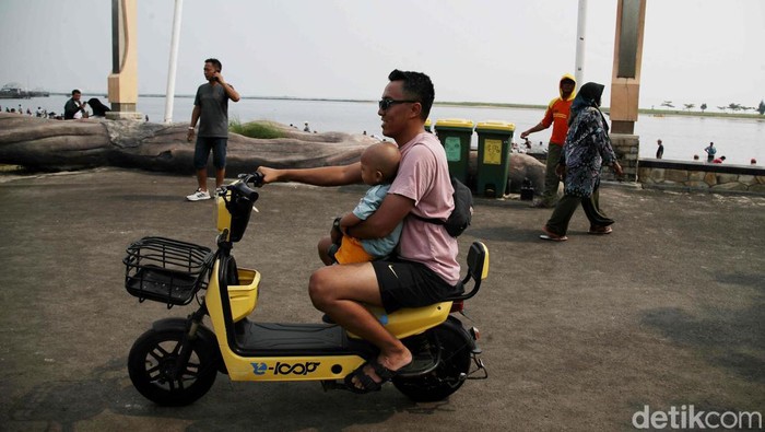 Sejumlah pengunjung menikmati pantai di Taman Impian Jaya Ancol, Jakarta Utara, Kamis (9/5/2024).