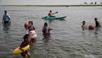 Pantai menjadi salah satu destinasi favorit para pengunjung yang telah tiba sejak pagi.