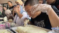 Pesertanya adalah orang tua yang awalnya mengantar anaknya untuk mengikuti lomba mewarnai. Tetapi, ada masyarakat umum juga yang ikut perlombaan.