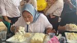 Serunya Lomba Makan Kue Viral Ukuran Jumbo di Sukabumi