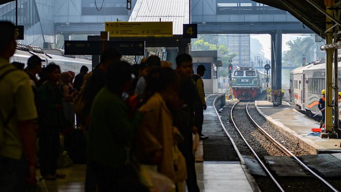 Lonjakan Penumpang di Libur Panjang yang Bikin KAI Tambah Operasi Kereta Penumpang keluar gerbong di Stasiun Bandung, Jawa Barat, Kamis (9/5/2024). PT KAI Daop 2 Bandung mengoperasikan sebanyak 184 KA jarak jauh atau rata rata 46 KA jarak jauh per hari pada periode libur panjang Kenaikan Isa Almasih dan cuti bersama untuk mengantisipasi lonjakan penumpang. ANTARA FOTO/Raisan Al Farisi/Spt.