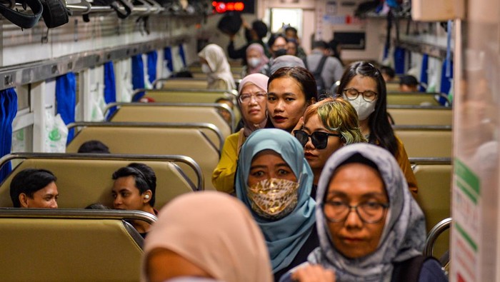 Penumpang keluar gerbong di Stasiun Bandung, Jawa Barat, Kamis (9/5/2024). PT KAI Daop 2 Bandung mengoperasikan sebanyak 184 KA jarak jauh atau rata rata 46 KA jarak jauh per hari pada periode libur panjang Kenaikan Isa Almasih dan cuti bersama untuk mengantisipasi lonjakan penumpang. ANTARA FOTO/Raisan Al Farisi/Spt.