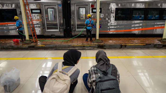 Lonjakan Penumpang di Libur Panjang yang Bikin KAI Tambah Operasi Kereta Penumpang keluar gerbong di Stasiun Bandung, Jawa Barat, Kamis (9/5/2024). PT KAI Daop 2 Bandung mengoperasikan sebanyak 184 KA jarak jauh atau rata rata 46 KA jarak jauh per hari pada periode libur panjang Kenaikan Isa Almasih dan cuti bersama untuk mengantisipasi lonjakan penumpang. ANTARA FOTO/Raisan Al Farisi/Spt.