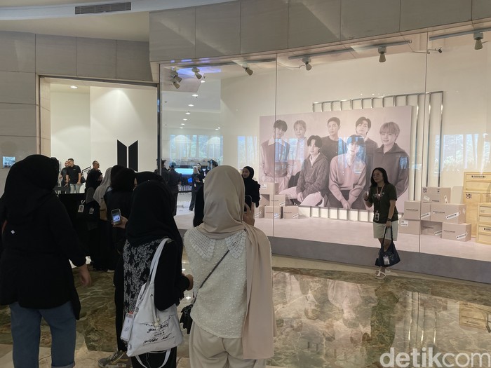 Makin Siang, Ribuan ARMY Geruduk BTS POP-UP: MONOCHROME