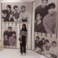 Ada banyak merchandise grup KPop BTS yang bisa kamu bawa pulang untuk melepas kangen dengan RM, Jin, Suga, J-Hope, Jimin, V, dan Jungkook BTS hingga menyelesaikan wajib militer tahun depan. Item termahal yang dijual di BTS POP-UP: MONOCHROME IN JAKARTA adalah Canvas Photo yang bernilai Rp 3,729,000 per buah. Sedangkan item termurah di BTS POP-UP: MONOCHROME IN JAKARTA adalah Printed Photo seharga Rp 59,000 per buah.  Foto: Pingkan Anggarini/ detikHOT