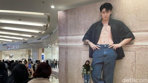 Tampak salah satu ARMY sibuk berpose dengan idol kesayangannya.   Foto: Pingkan Anggarini/ detikHOT