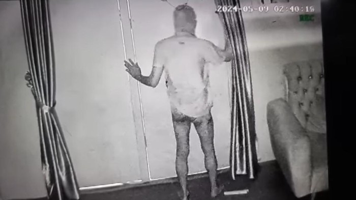 Maling bertopeng dan berkolor terekam CCTV sedang beraksi di rumah warga Palembang. Ia masuk rumah dengan mengendap-endap lalu mengambil dompet pemilik rumah.