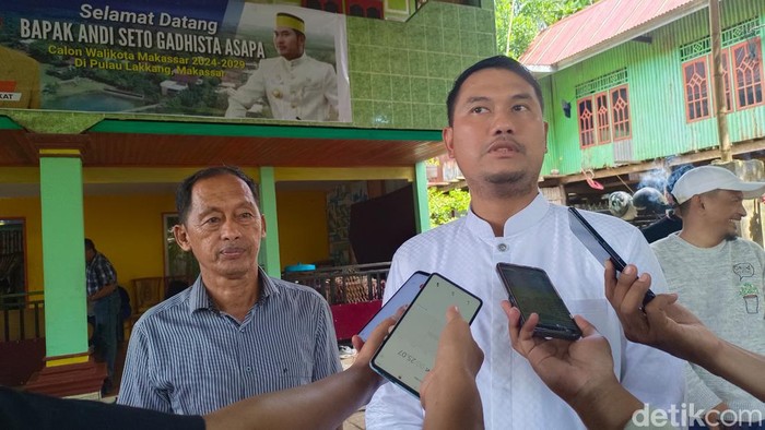 Mantan bupati Sinjai Andi Seto Gadhista Asapa (ASA) yang juga bakal calon wali kota Makassar saat berkunjung di Pulau Lakkang, Kecamatan Tallo.