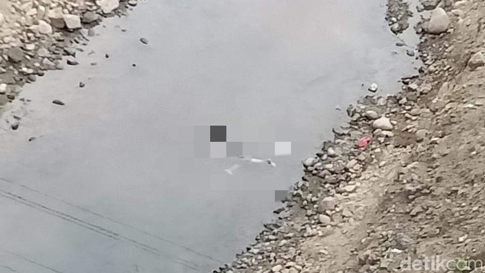 Mayat wanita diduga bunuh diri di bawah Jembatan Trisula Blitar.
