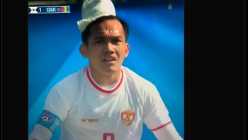 Seiring pertandingan berjalan perban di kepala Witan mulai lepas. Foto: Twitter