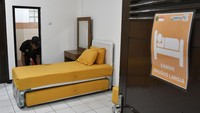 Seorang petugas kebersihan merapikan alas kasur di kamar untuk jamaah calon haji lansia (lanjut usia) di Asrama Haji Embarkasi Bekasi, Jawa Barat.