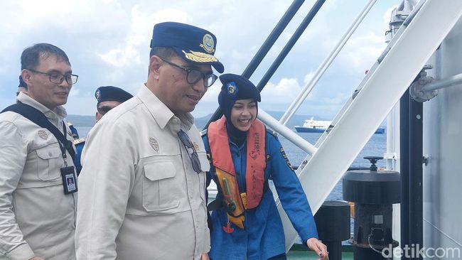 Menhub Budi Karya meninjau Pelabuhan Tanjung Wangi, Jawa Timur.