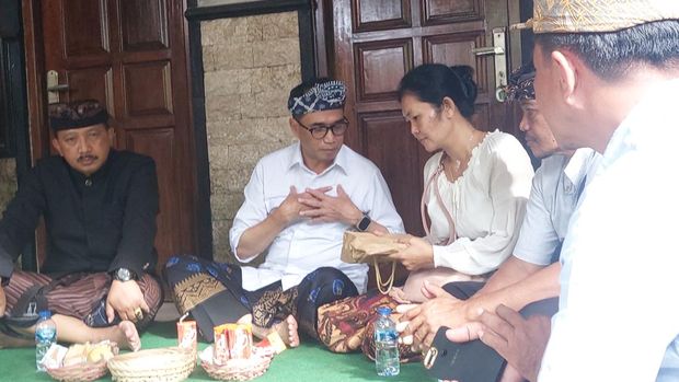 Menhub Budi Karya Sumadi melayat ke rumah duka Putu Rustia Ananta Rustika (19), taruna Sekolah Tinggi Pelayaran (STIP) yang tewas dianiaya seniornya.