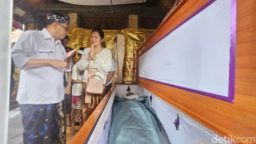 Menhub Budi Karya Sumadi mendatangi rumah Putu Satria Ananta Rustika di Banjar Bandung, Desa Gunaksa, Dawan, Klungkung, Bali, Kamis (9/5/2024).(Foto: Putu Krista/detikBali)