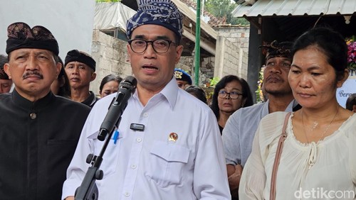 Menhub Budi Karya Sumadi saat memberikan keterangan pers di kediaman Putu Satria Ananta Rustika, di Banjar Bandung, Desa Gunaksa, Dawan, Klungkung, Bali, Kamis (9/5/2024). (Foto: Putu Krista/detikBali)