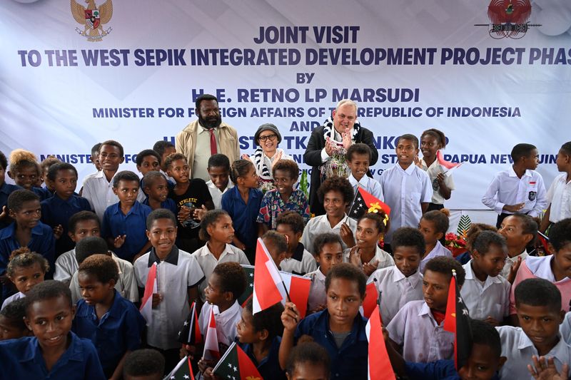 Menlu RI Retno Marsudi mengunjungi SD di Wutung, Papua Nugini. (Dok Kemlu RI)