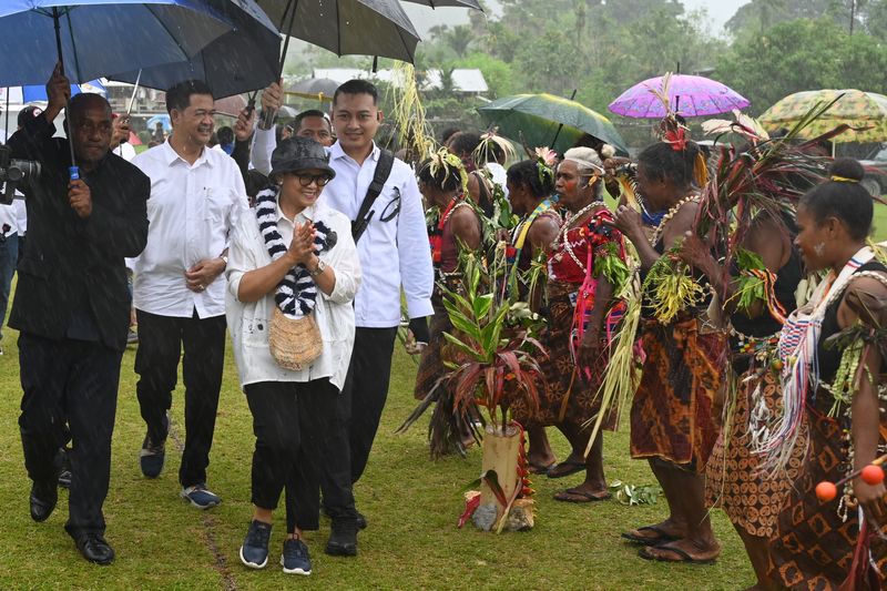 Menlu RI Retno Marsudi mengunjungi SD di Wutung, Papua Nugini. (Dok Kemlu RI)