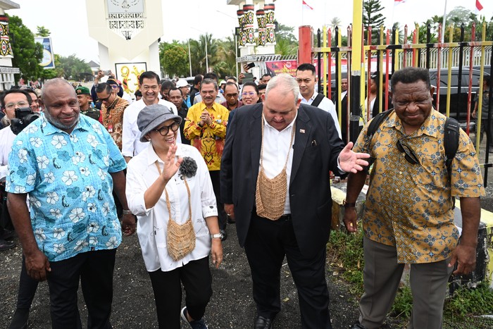 Menlu RI Retno Marsudi mengunjungi SD di Wutung, Papua Nugini. (Dok Kemlu RI)
