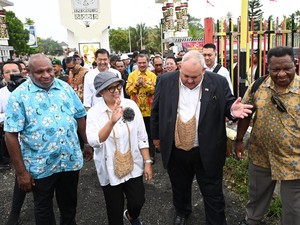 Menlu Retno Kunjungi SD di Papua Nugini yang Direnovasi Pemerintah RI