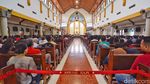 Potret Ribuan Jemaat Khidmat Ikuti Misa di Gereja Kristus Raja Surabaya