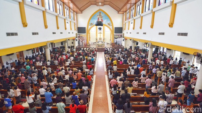 Misa Hari Kenaikan Yesus Kristus di Gereja Kristus Raja Surabaya.