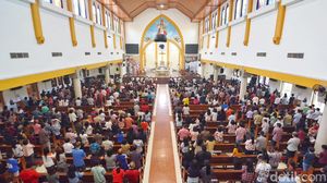 Potret Ribuan Jemaat Khidmat Ikuti Misa di Gereja Kristus Raja Surabaya