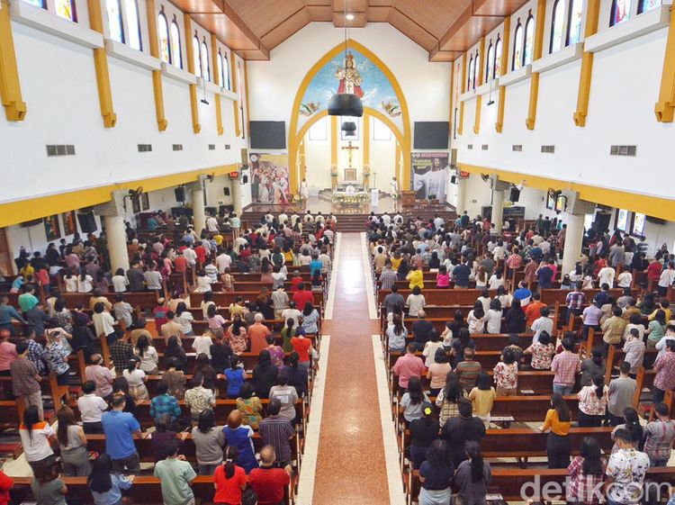 Potret Ribuan Jemaat Khidmat Ikuti Misa di Gereja Kristus Raja Surabaya