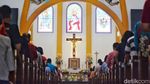 Potret Ribuan Jemaat Khidmat Ikuti Misa di Gereja Kristus Raja Surabaya