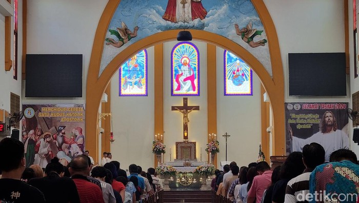 Misa Hari Kenaikan Yesus Kristus di Gereja Kristus Raja Surabaya.