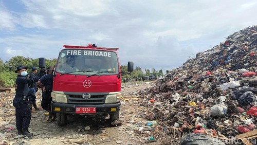 Mobil damkar tampak bersiaga di Tempat Pembuangan Akhir (TPA) Sarbagita Suwung, Kota Denpasar, Bali, pada Kamis (9/5/2024). (Foto: Ni Made Lastri Karsiani Putri/detikBali)