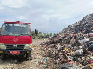 Kebakaran di TPA Suwung Berhasil Dipadamkan, Mobil Damkar Tetap Siaga