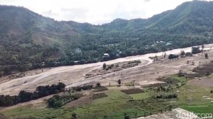 Pantauan udara lokasi penambangan kawasan Latimojong diduga pemicu banjir di Luwu.