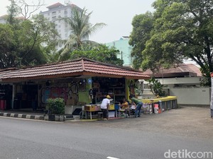 Menyusuri Pasar Barang Antik Surabaya di Menteng
